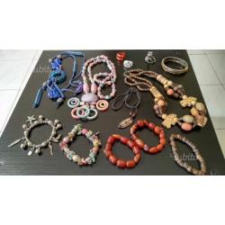 Set di collane, bracciali e anelli stile etnico