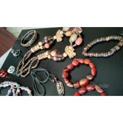 Set di collane, bracciali e anelli stile etnico