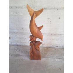 Scultura in legno di delfino